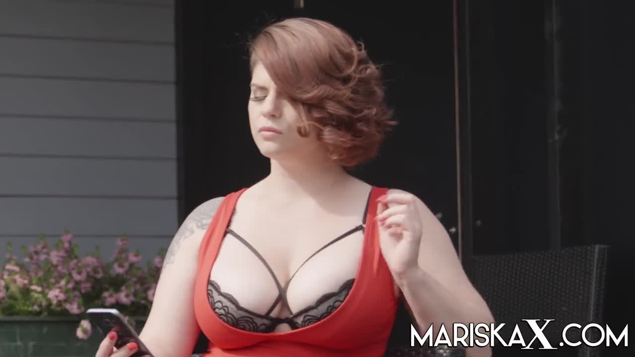 MariskaX Lucia Love Uses Her Big Tits To Seduce The Poolboy LEWD - Porn video | ePornXXX
