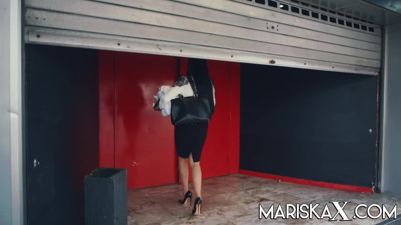 MariskaX Valentina Ricci The Boss Of The Strip Club Fucks The Stripper LEWD - Porn video | ePornXXX