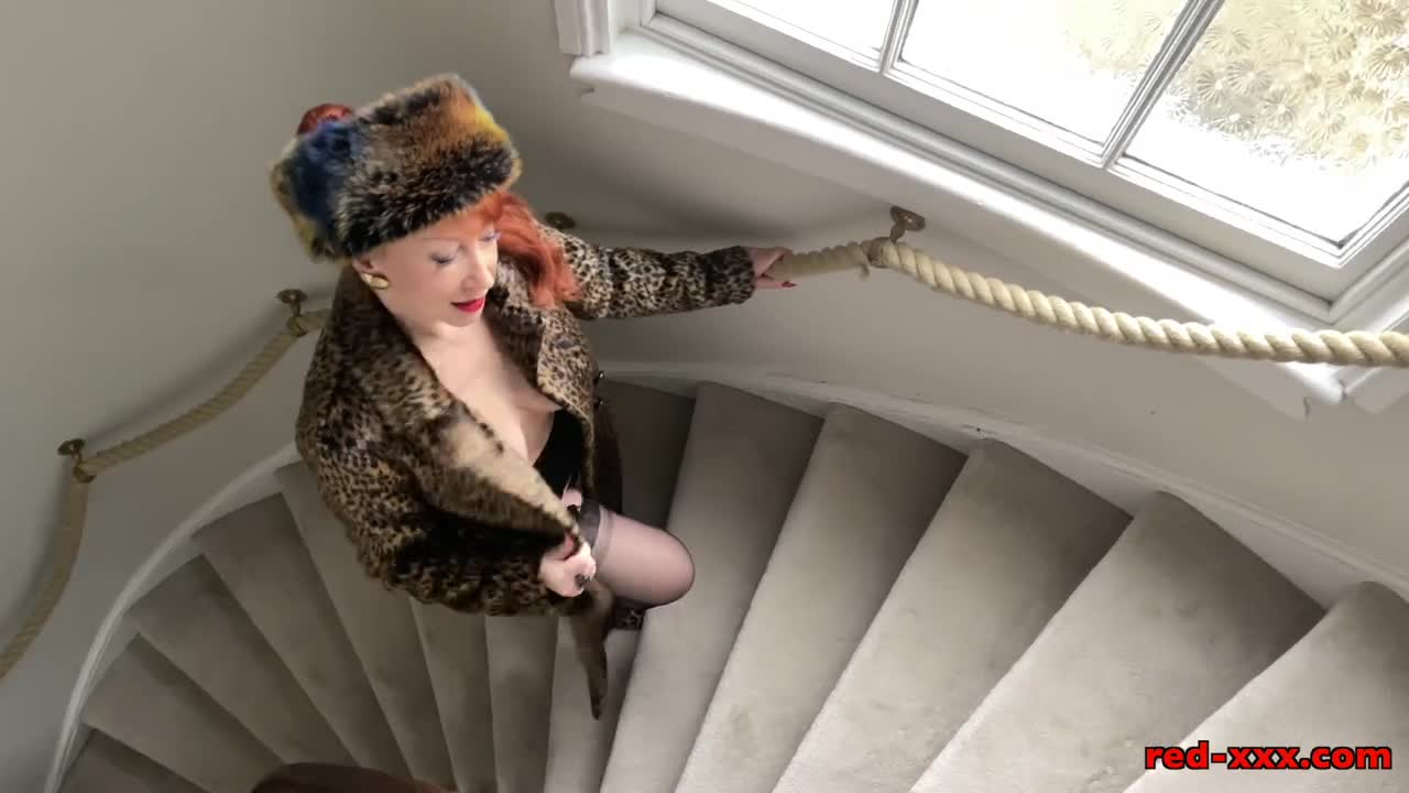 Red Fur Coat No Knickers LEWD - Porn video | ePornXXX