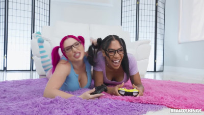 CrazyCollegeGFs Lily Lou And Mikey Star Real Gamers Only Pause For Dick WRB